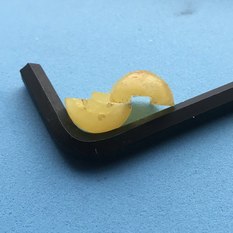 晨虹數(shù)控砂線(xiàn)切割機(jī)切割的蜜蠟珠子
