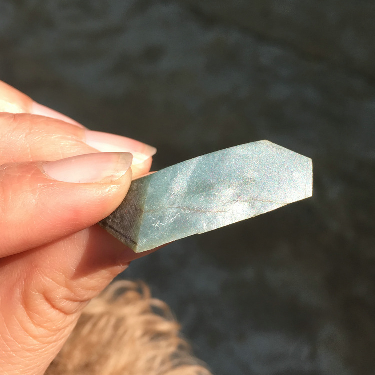 晨虹金剛石線切割機(jī)翡翠切割效果 陽光下